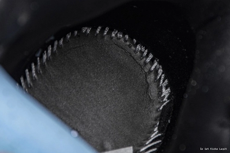 Mid Jordan Gold 1   852542-007 Patent Black White 0322